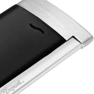 S.T. Dupont Slim 7 Matte Black accendino ultra-sottile con fiamma a torcia blu e finitura nero opacocromato spazzolato.