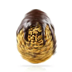 Dettaglio granella nocciole Uovo di Pasqua fondente 72% Shockino